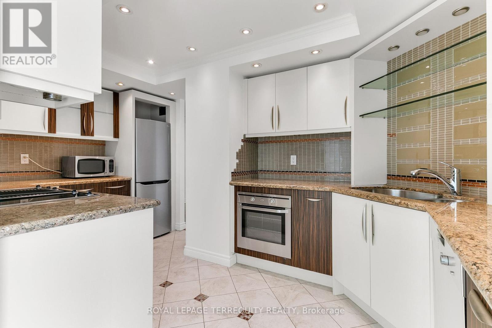 2707 - 77 Harbour Square, Toronto (Waterfront Communities), Ontario  M5J 2S2 - Photo 18 - C12444256