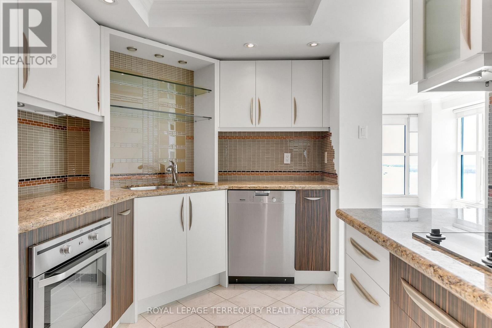 2707 - 77 Harbour Square, Toronto (Waterfront Communities), Ontario  M5J 2S2 - Photo 19 - C12444256