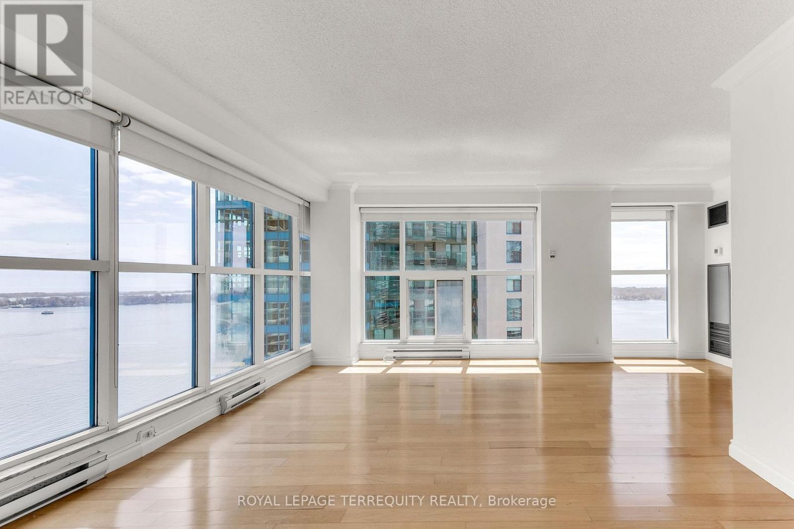 2707 - 77 Harbour Square, Toronto (Waterfront Communities), Ontario  M5J 2S2 - Photo 9 - C12444256