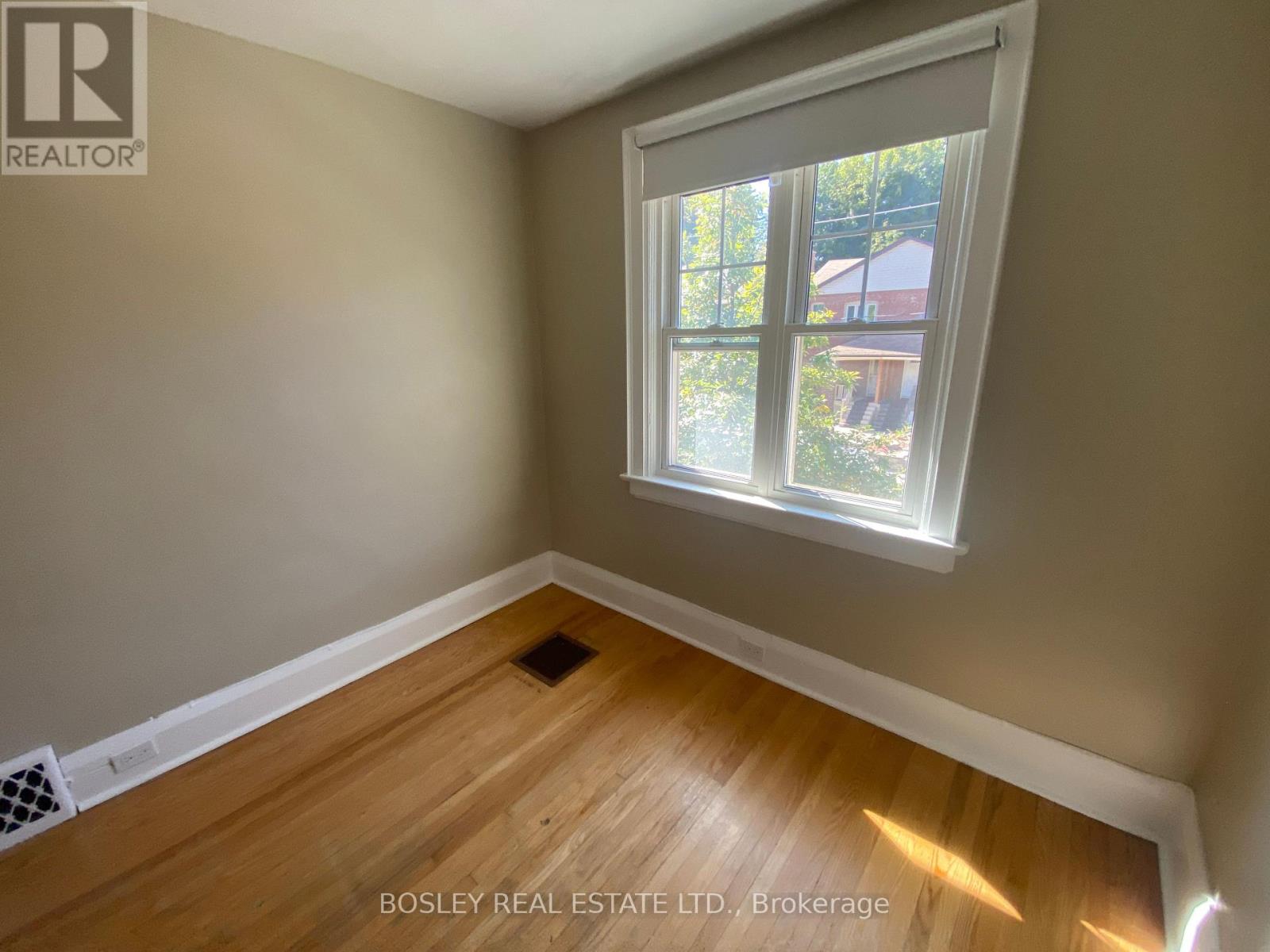 #2 (Upper) - 33 Lorindale Avenue, Toronto, Ontario  M5M 3C3 - Photo 19 - C12444257