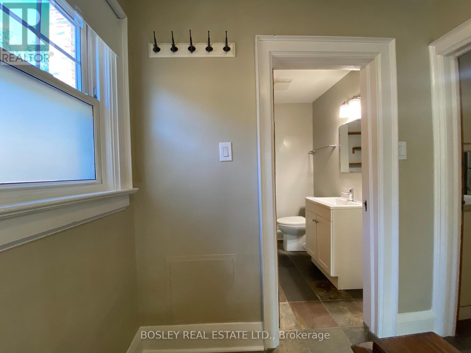 #2 (Upper) - 33 Lorindale Avenue, Toronto, Ontario  M5M 3C3 - Photo 3 - C12444257