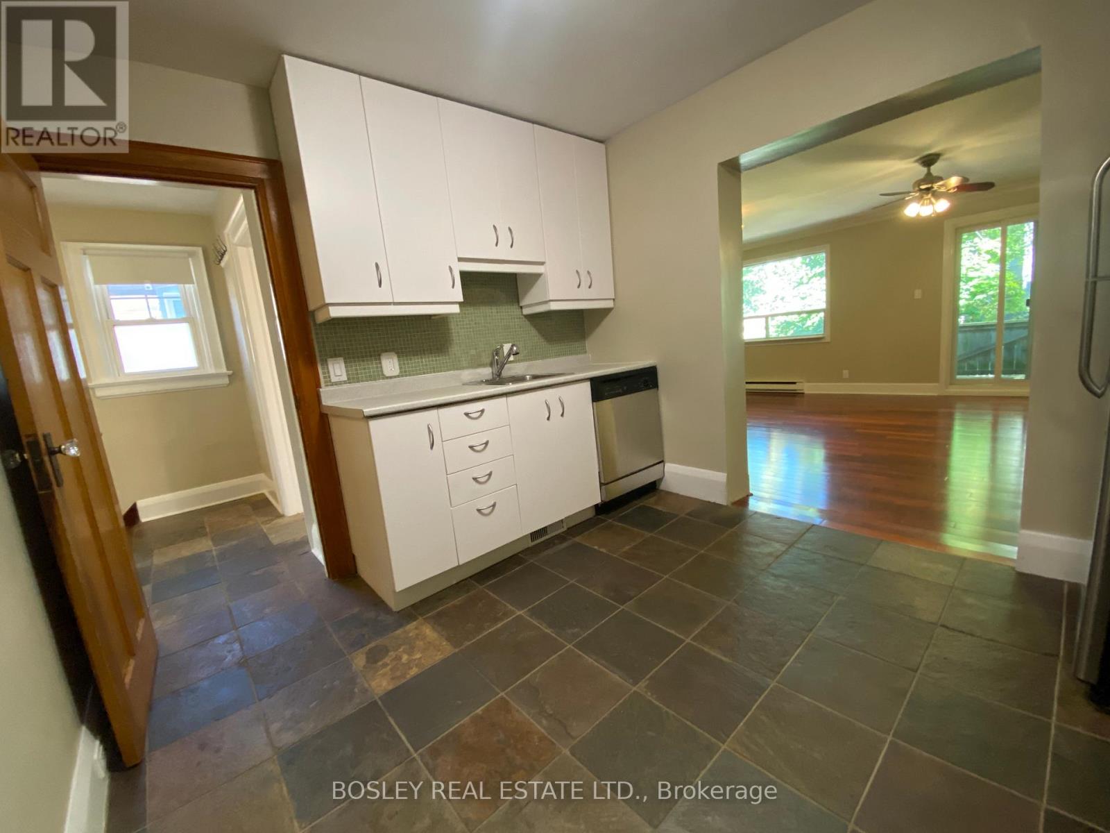 #2 (Upper) - 33 Lorindale Avenue, Toronto, Ontario  M5M 3C3 - Photo 7 - C12444257