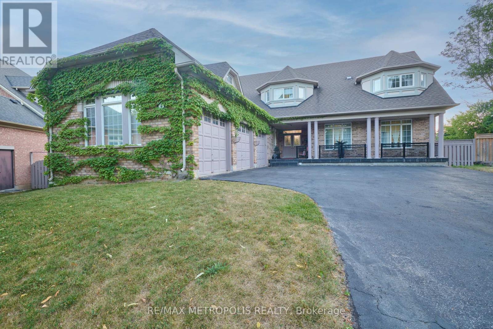 4 Champion Court, Brampton (Credit Valley), Ontario  L6Y 5G9 - Photo 1 - W12443242