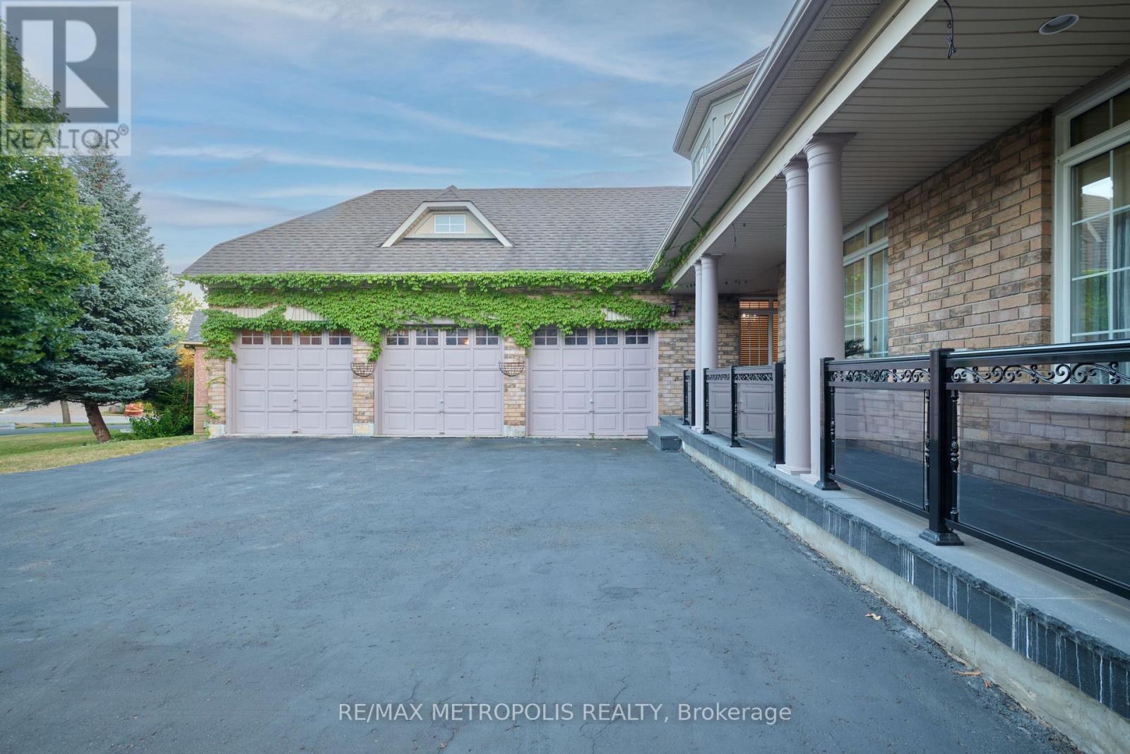 4 Champion Court, Brampton (Credit Valley), Ontario  L6Y 5G9 - Photo 2 - W12443242