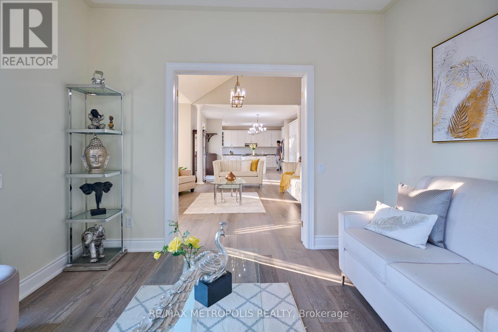 4 Champion Court, Brampton (Credit Valley), Ontario  L6Y 5G9 - Photo 7 - W12443242