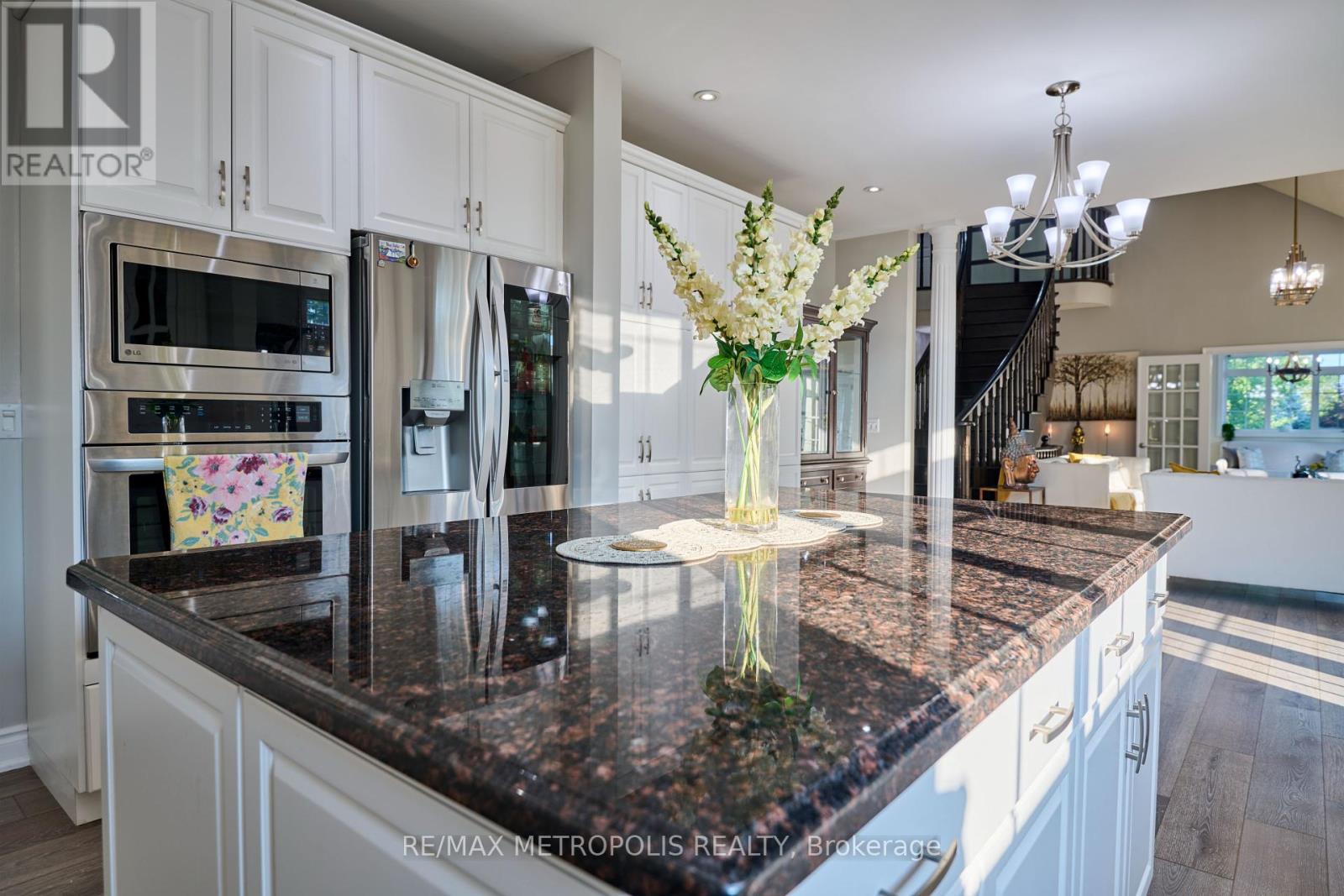4 Champion Court, Brampton (Credit Valley), Ontario  L6Y 5G9 - Photo 9 - W12443242