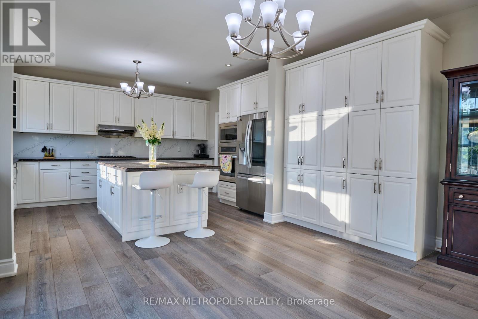 4 Champion Court, Brampton (Credit Valley), Ontario  L6Y 5G9 - Photo 8 - W12443242