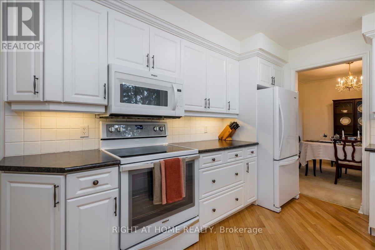 140 Orsi Drive, Newmarket (Gorham-College Manor), Ontario  L3Y 3H6 - Photo 12 - N12444224