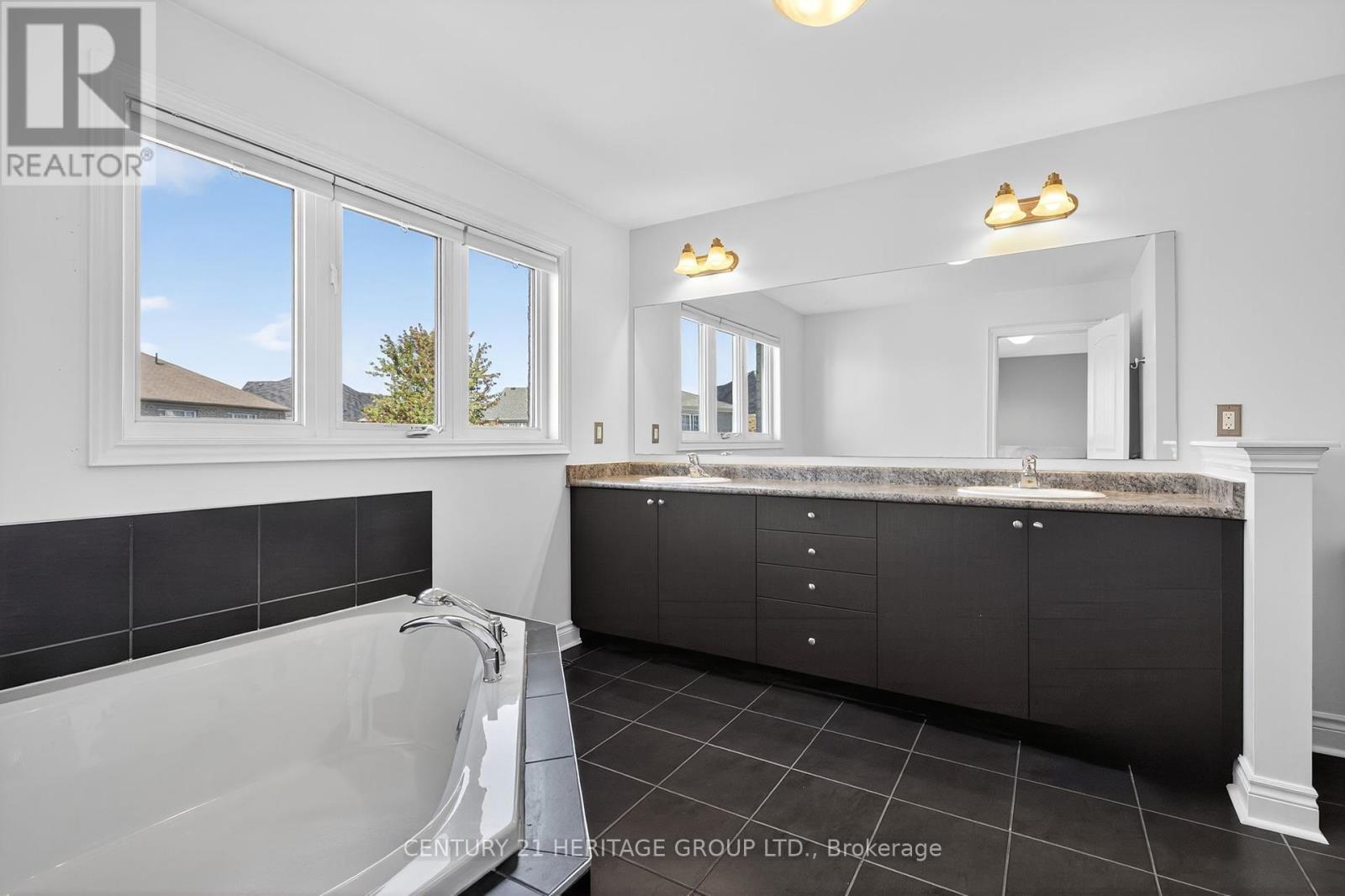 63 Jewelwing Court, Bradford West Gwillimbury (Bradford), Ontario  L3Z 0N7 - Photo 24 - N12444286