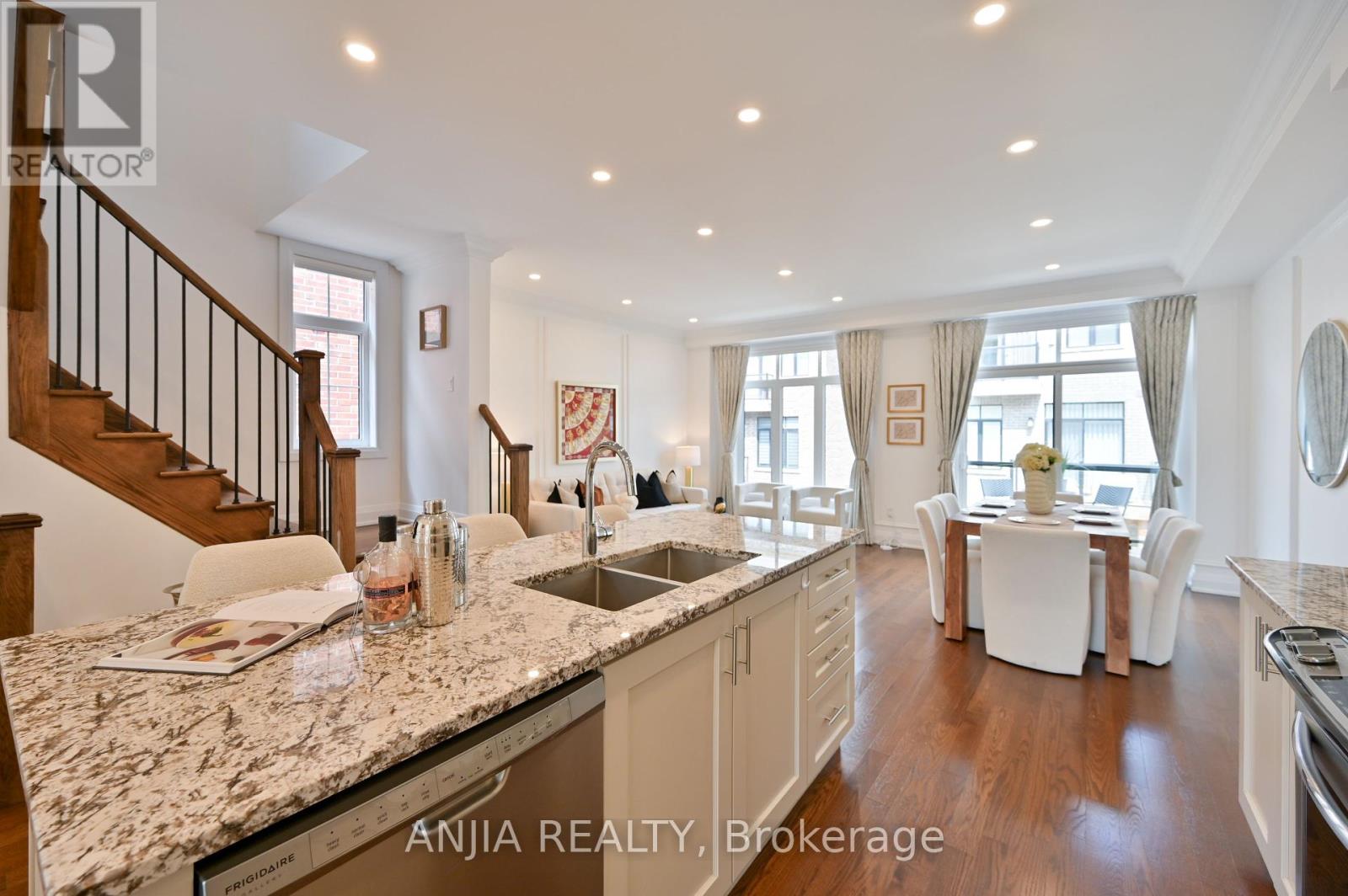 37 Duncombe Lane, Richmond Hill (South Richvale), Ontario  L4C 1C2 - Photo 15 - N12444307