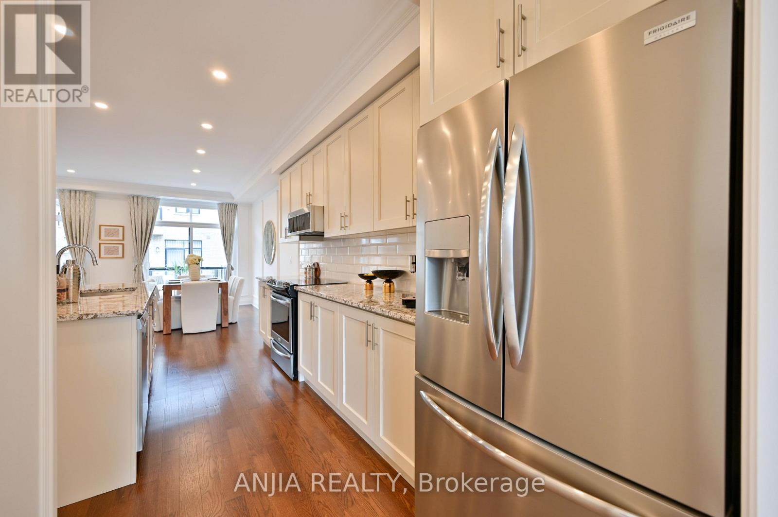37 Duncombe Lane, Richmond Hill (South Richvale), Ontario  L4C 1C2 - Photo 9 - N12444307