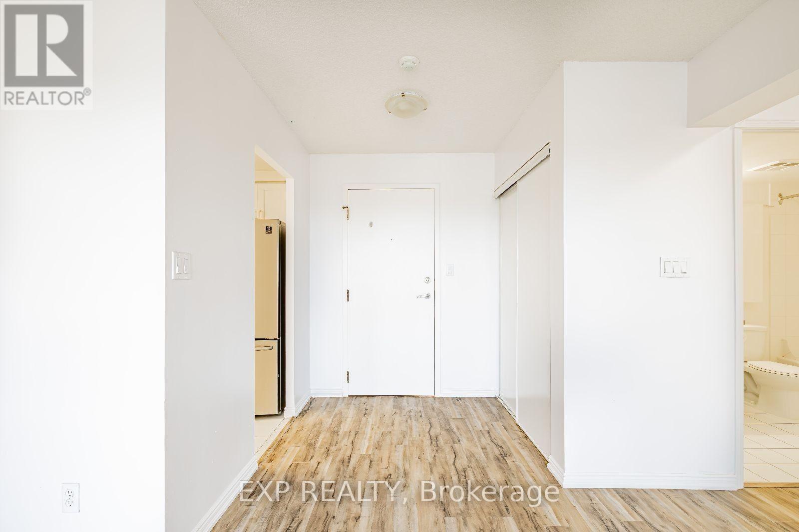 805 - 135 Hillcrest Avenue, Mississauga (Cooksville), Ontario  L5B 4B1 - Photo 2 - W12444275