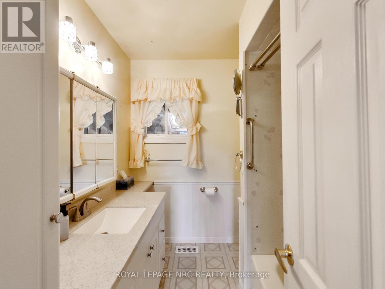 4368 Longmoor Drive, Burlington (Shoreacres), Ontario  L7L 1X7 - Photo 19 - W12444285