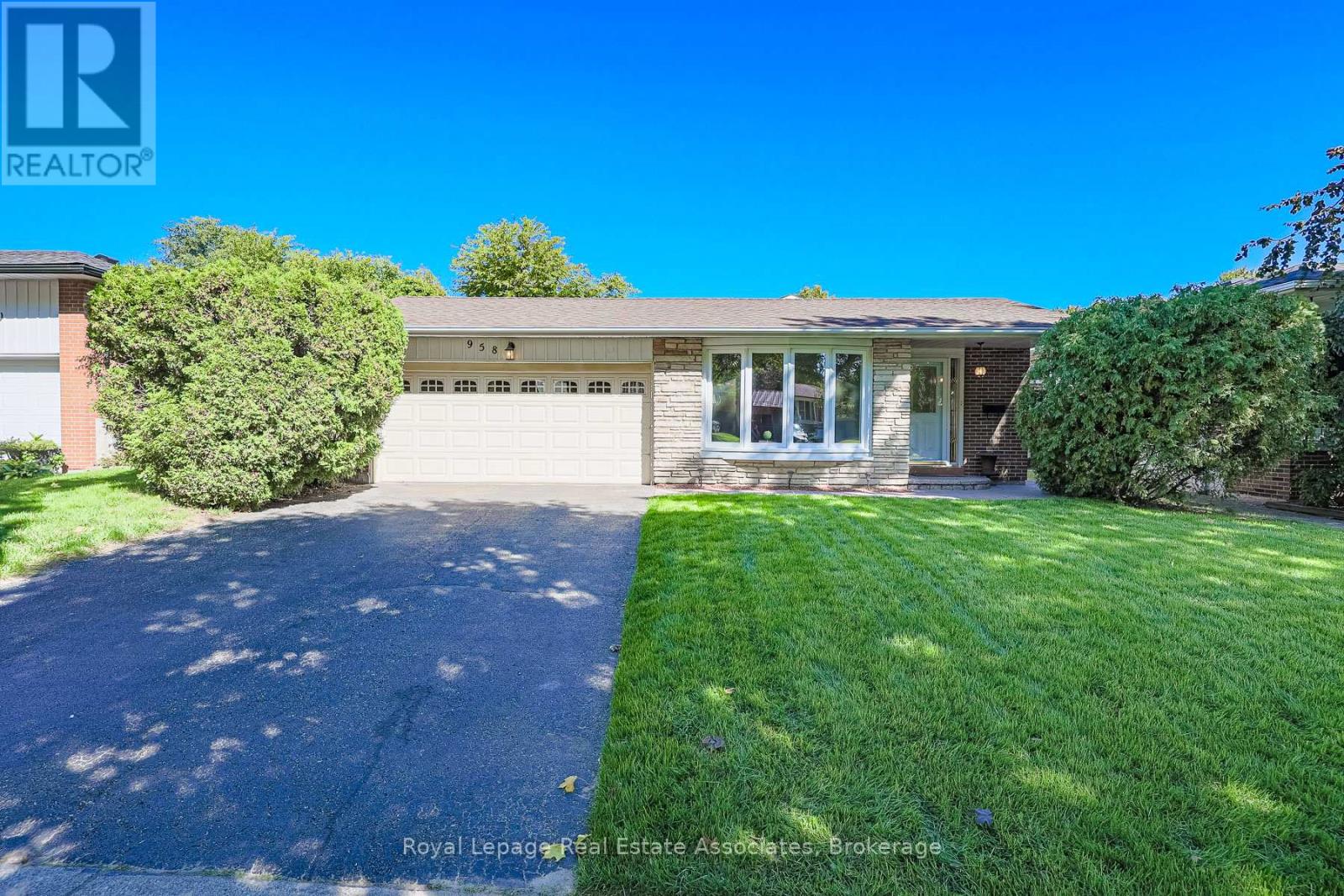 958 Fletcher Valley Crescent, Mississauga, Ontario  L5J 2X7 - Photo 2 - W12444345