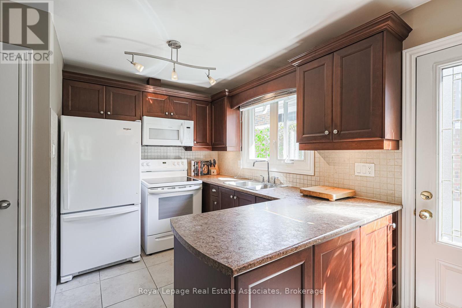 958 Fletcher Valley Crescent, Mississauga, Ontario  L5J 2X7 - Photo 4 - W12444345
