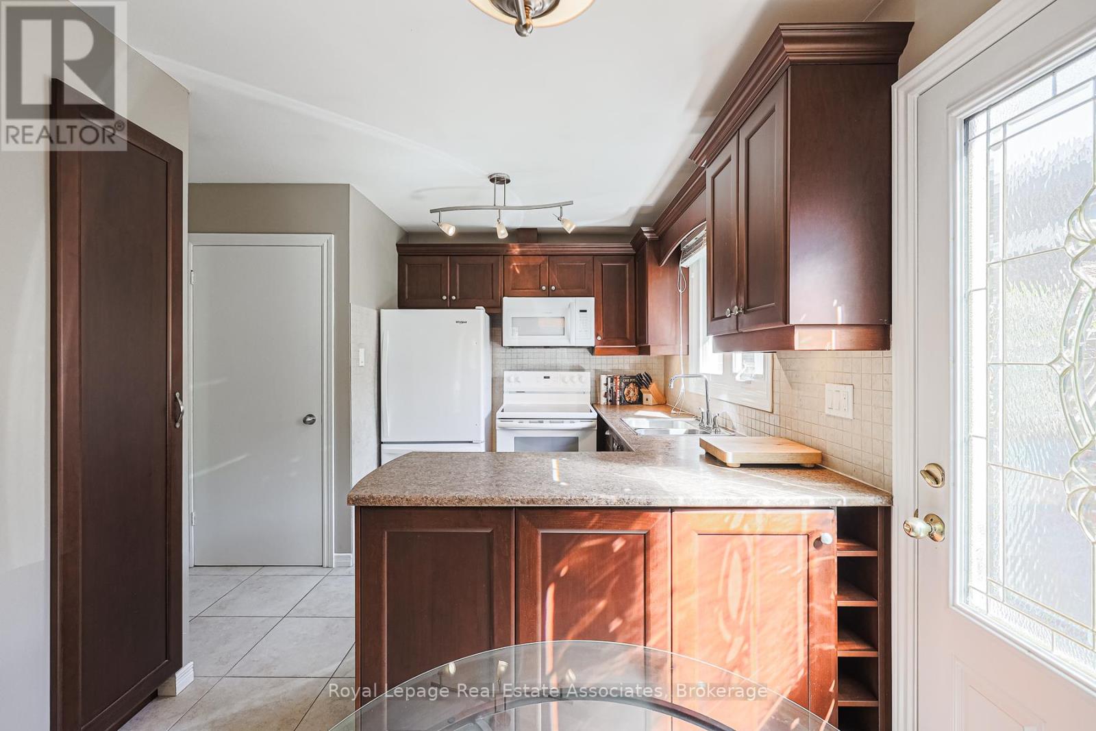 958 Fletcher Valley Crescent, Mississauga, Ontario  L5J 2X7 - Photo 5 - W12444345