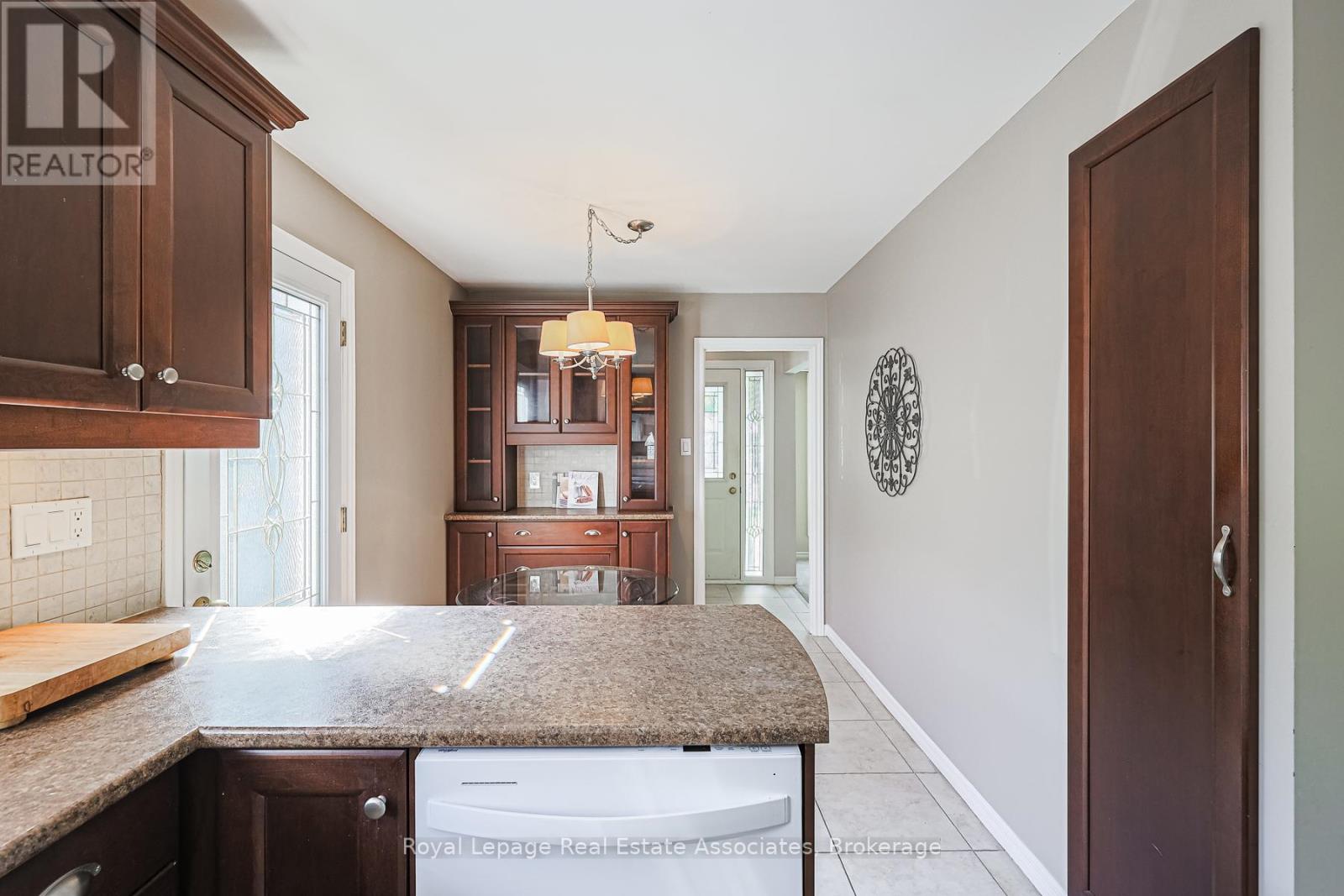 958 Fletcher Valley Crescent, Mississauga, Ontario  L5J 2X7 - Photo 6 - W12444345