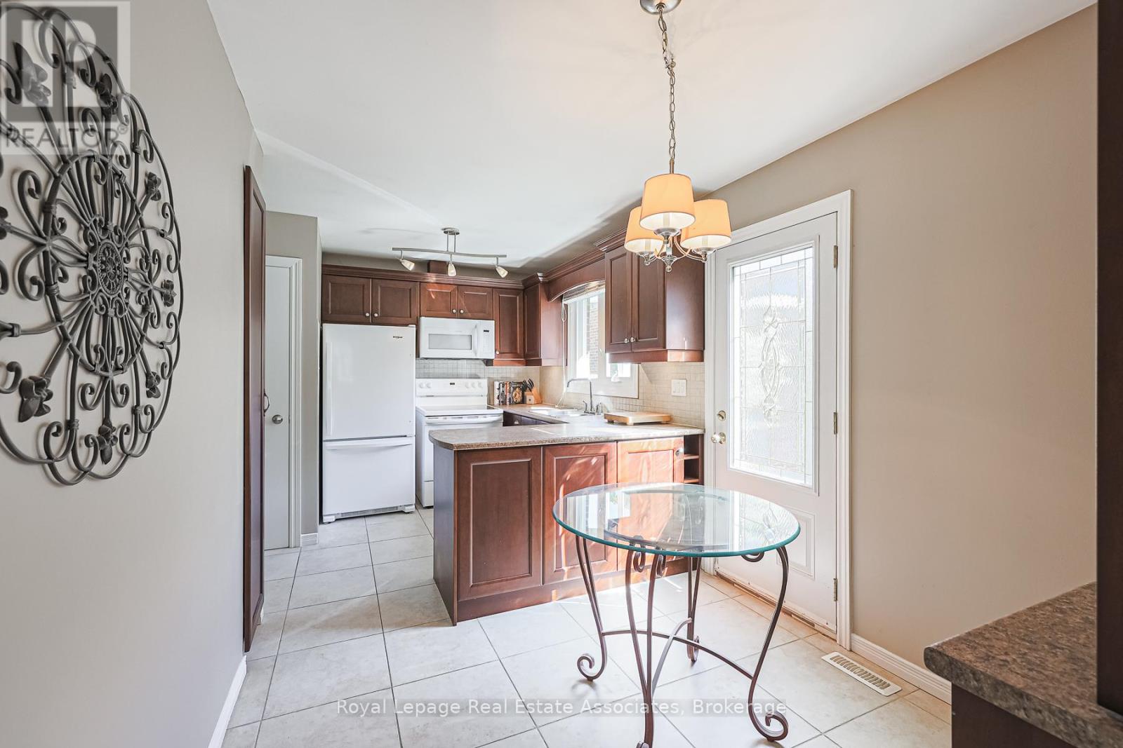 958 Fletcher Valley Crescent, Mississauga, Ontario  L5J 2X7 - Photo 7 - W12444345
