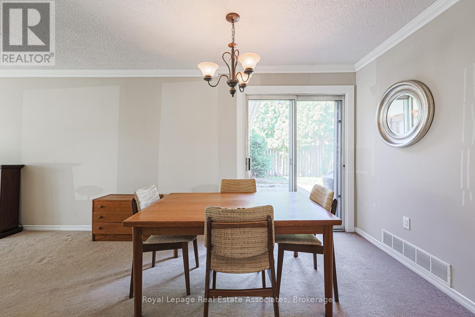 958 Fletcher Valley Crescent, Mississauga, Ontario  L5J 2X7 - Photo 9 - W12444345