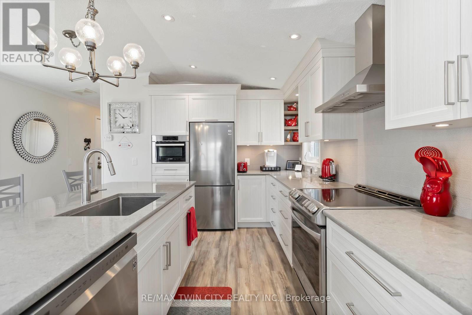 27 Elm Street, Puslinch, Ontario  N1H 6H9 - Photo 8 - X12444247