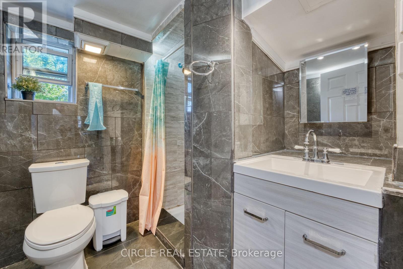 241 Curry Avenue, Windsor, Ontario  N9B 2B4 - Photo 10 - X12444282