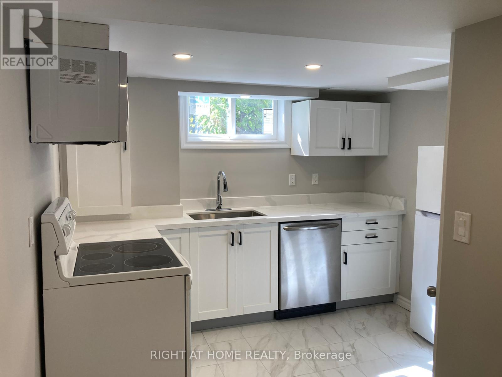Lower - 8 Regency Street, Hamilton, Ontario  L8T 4V3 - Photo 10 - X12444316