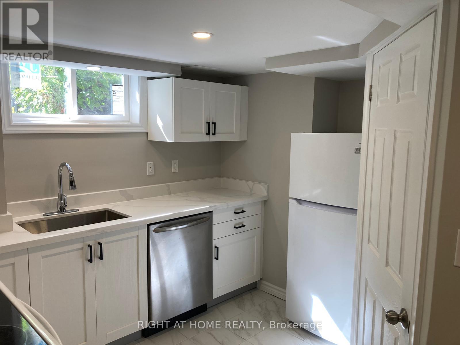 Lower - 8 Regency Street, Hamilton, Ontario  L8T 4V3 - Photo 11 - X12444316
