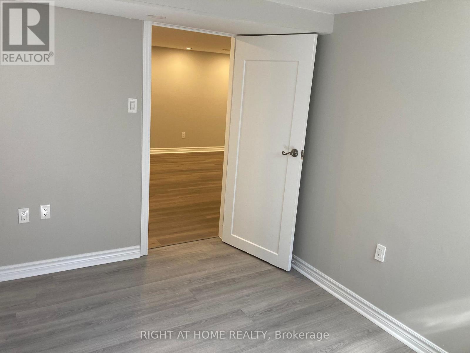 Lower - 8 Regency Street, Hamilton, Ontario  L8T 4V3 - Photo 4 - X12444316