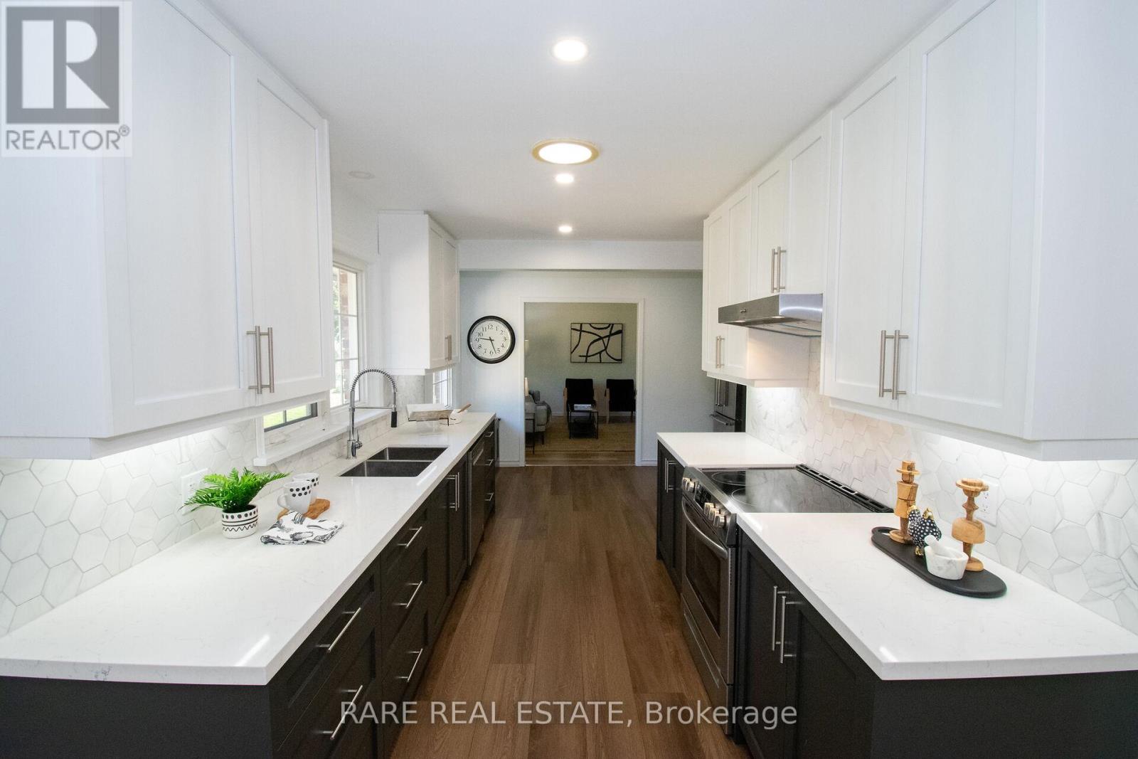 8 Brookside Avenue, Grimsby, Ontario  L3M 1W1 - Photo 11 - X12444317
