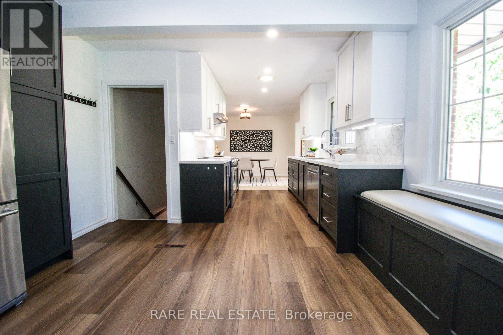 8 Brookside Avenue, Grimsby, Ontario  L3M 1W1 - Photo 12 - X12444317