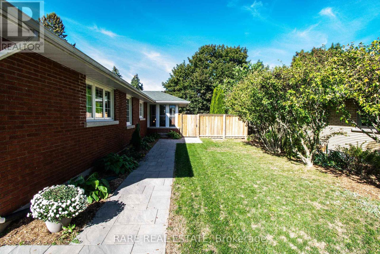 8 Brookside Avenue, Grimsby, Ontario  L3M 1W1 - Photo 30 - X12444317