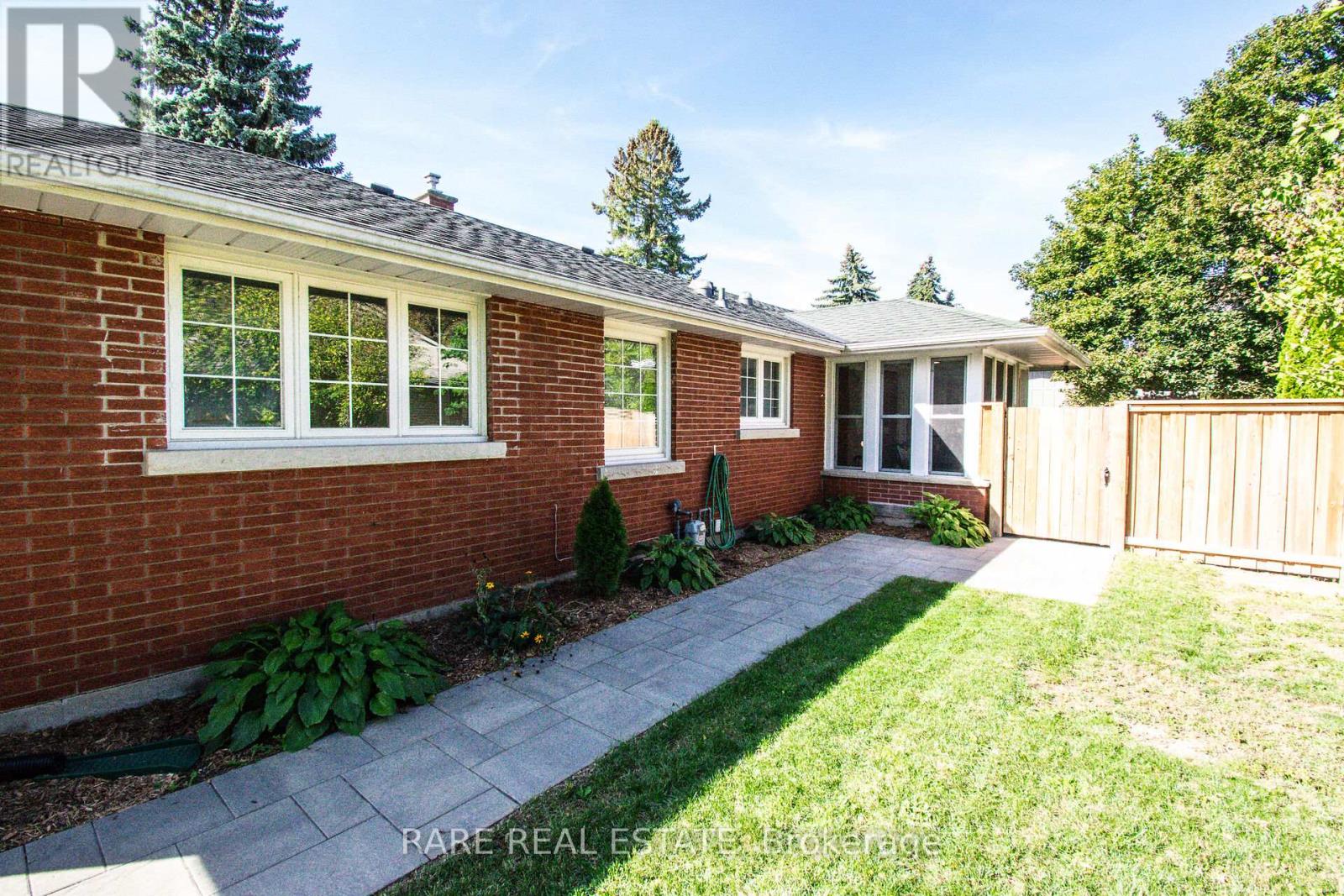 8 Brookside Avenue, Grimsby, Ontario  L3M 1W1 - Photo 31 - X12444317