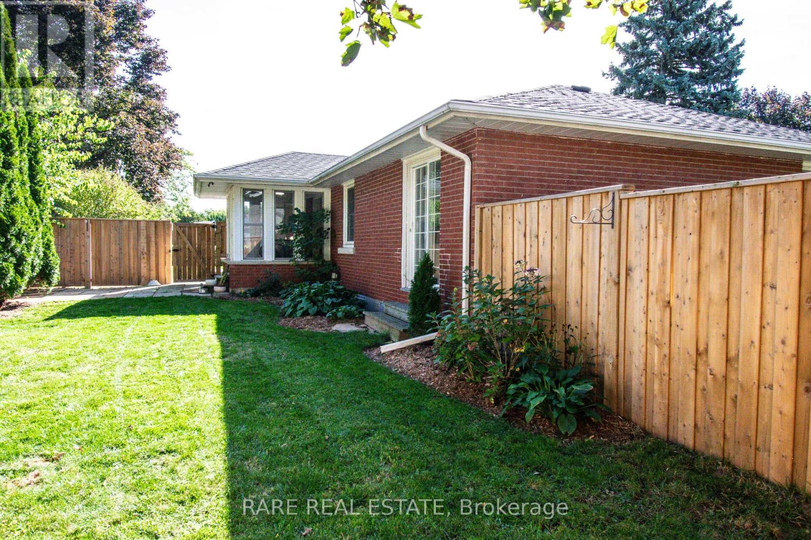 8 Brookside Avenue, Grimsby, Ontario  L3M 1W1 - Photo 33 - X12444317