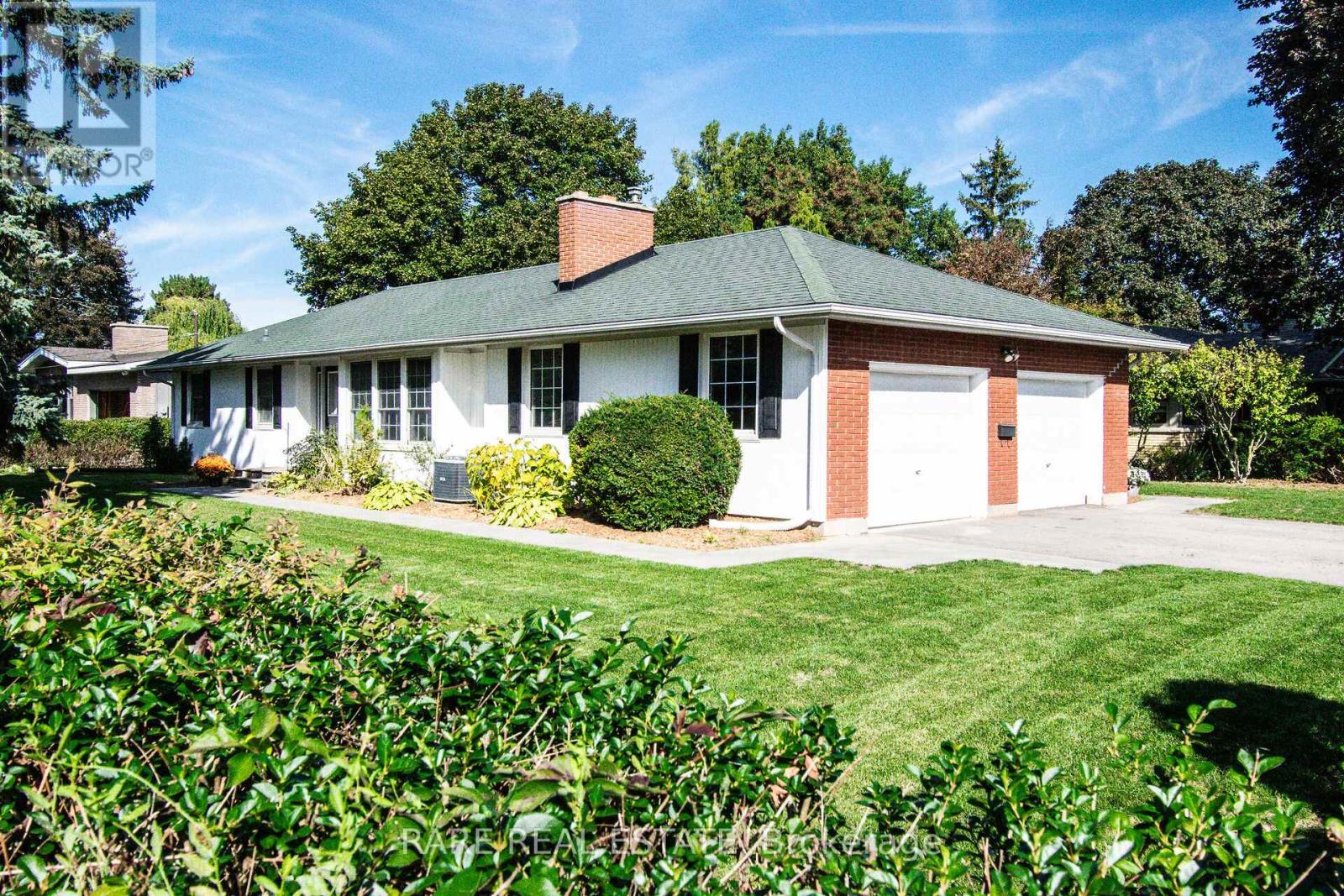 8 Brookside Avenue, Grimsby, Ontario  L3M 1W1 - Photo 34 - X12444317