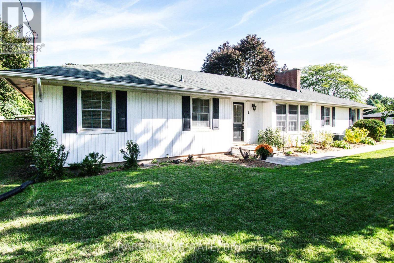 8 Brookside Avenue, Grimsby, Ontario  L3M 1W1 - Photo 38 - X12444317