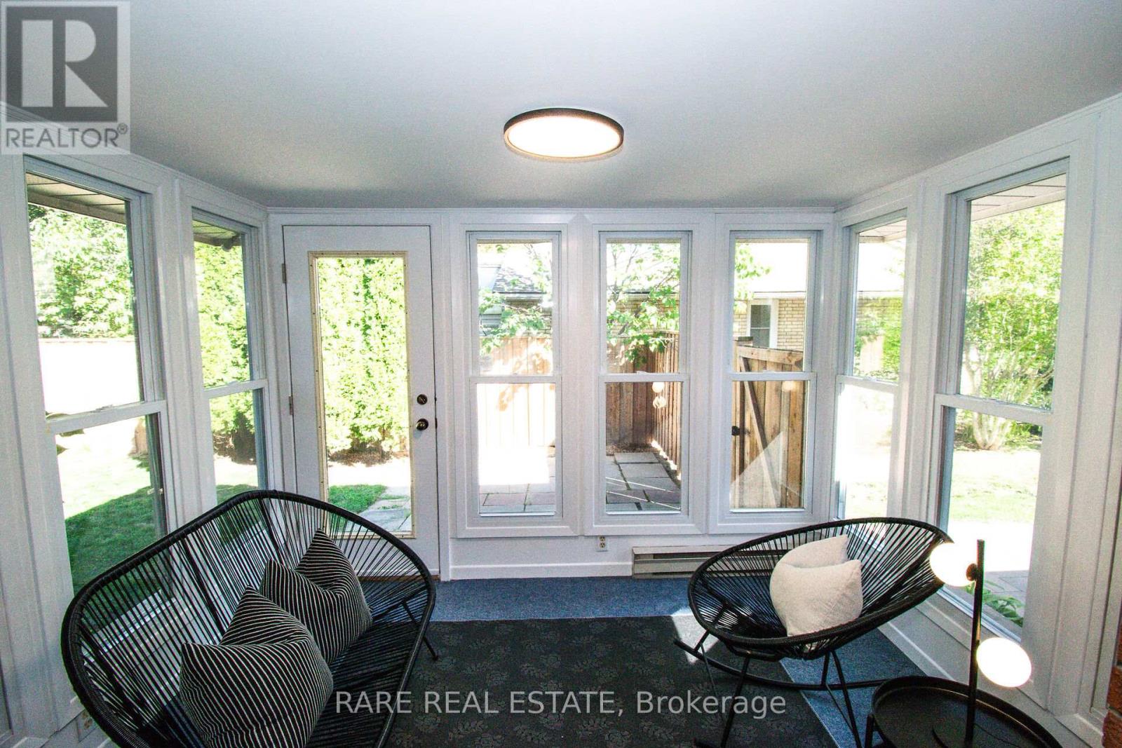 8 Brookside Avenue, Grimsby, Ontario  L3M 1W1 - Photo 9 - X12444317