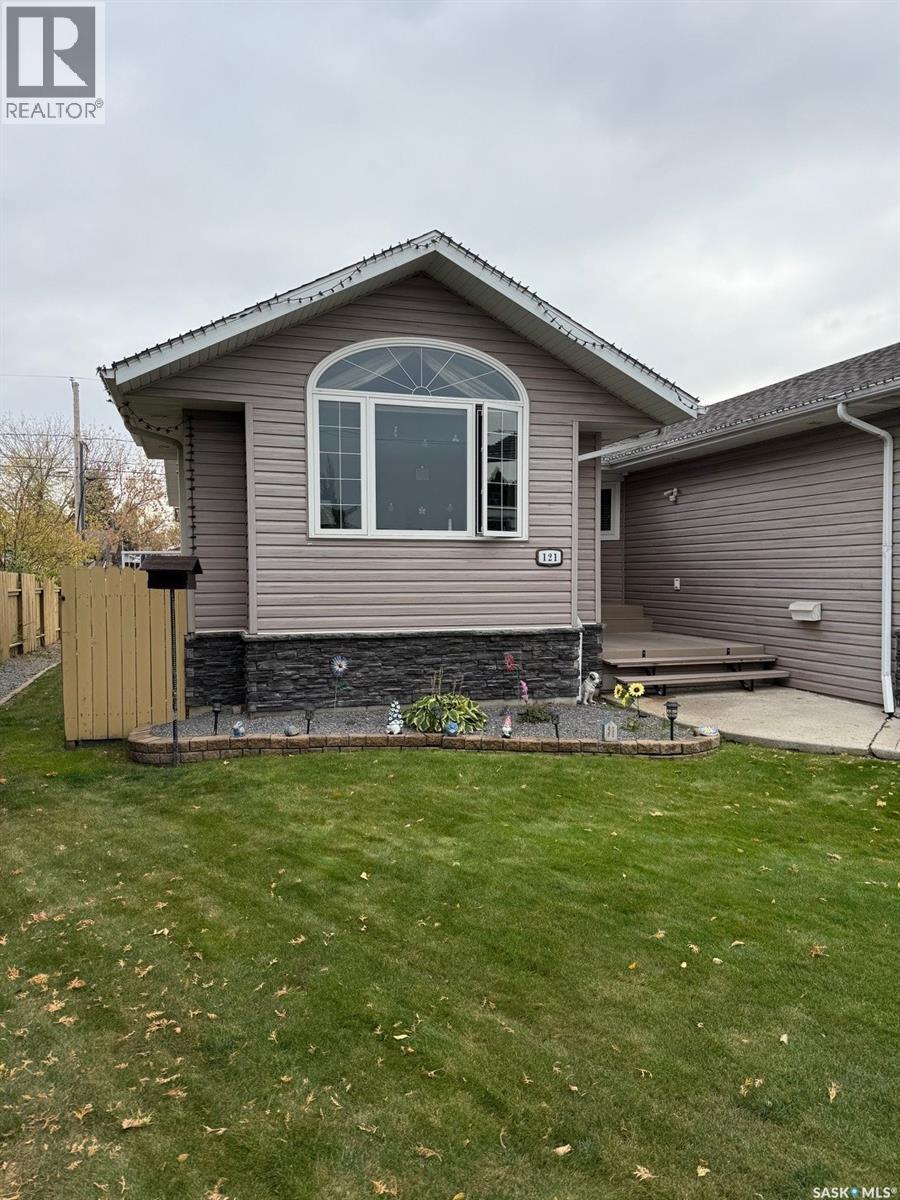 121 18th Street W, Battleford, Saskatchewan  S0M 0E0 - Photo 2 - SK020072