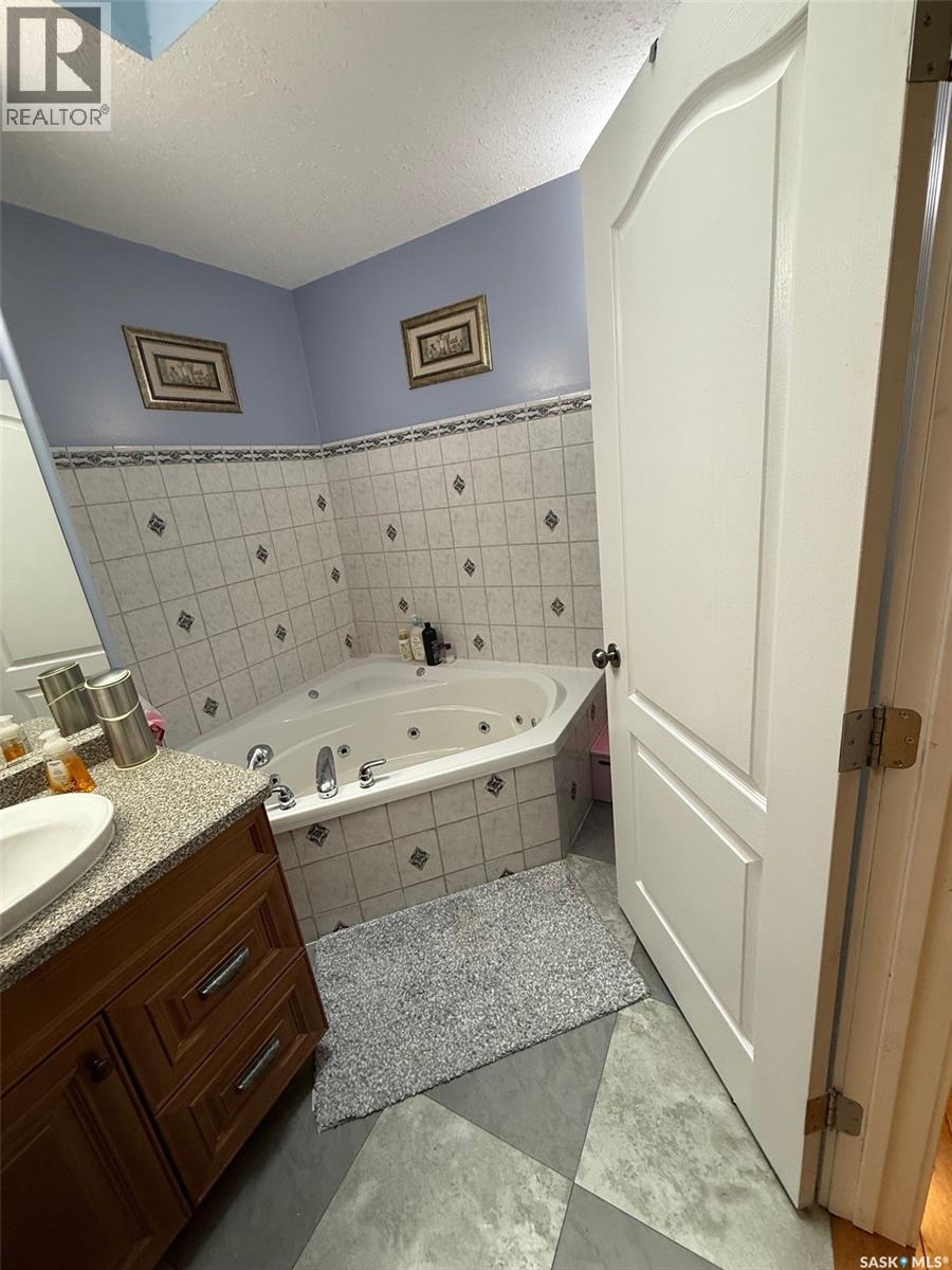 121 18th Street W, Battleford, Saskatchewan  S0M 0E0 - Photo 26 - SK020072