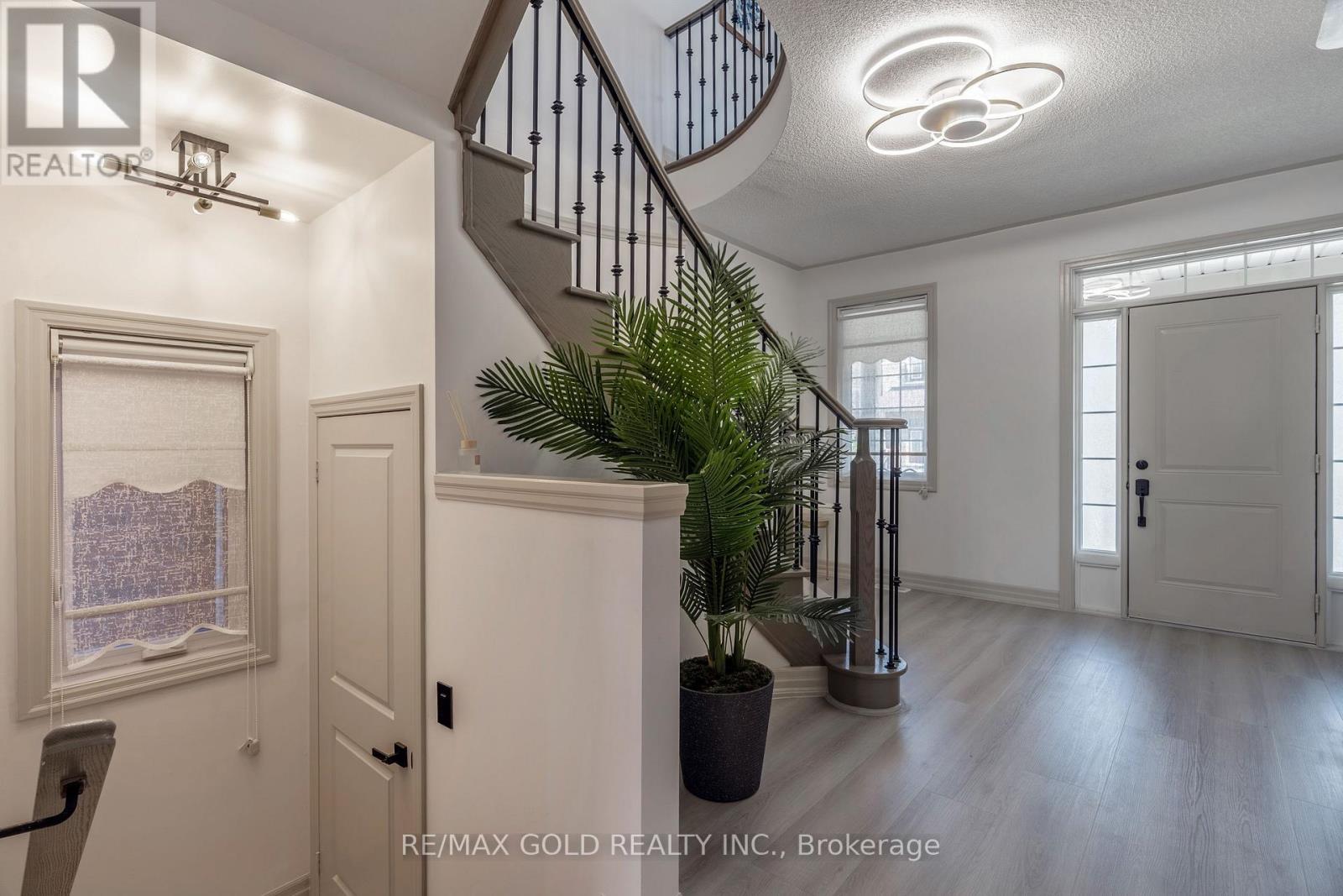 16 Frank Kelly Drive, East Gwillimbury, Ontario  L9N 0V2 - Photo 4 - N12444356