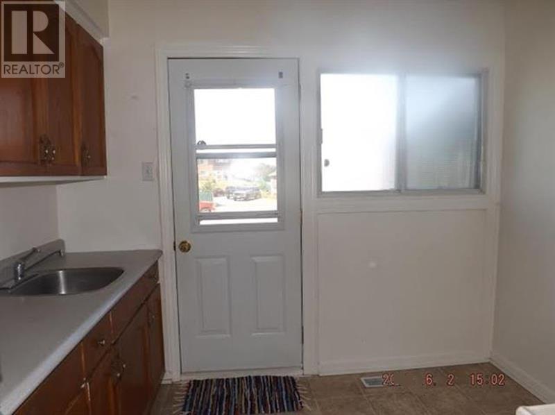 112 Hutchison Ave, Elliot Lake, Ontario  P5A 1E1 - Photo 2 - SM252872