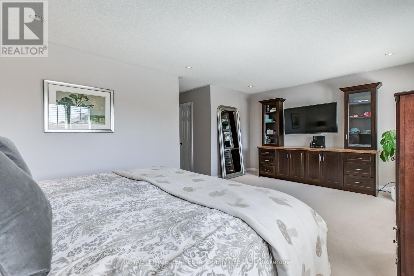 1242 Agram Drive, Oakville, Ontario  L6H 7N9 - Photo 24 - W12444387
