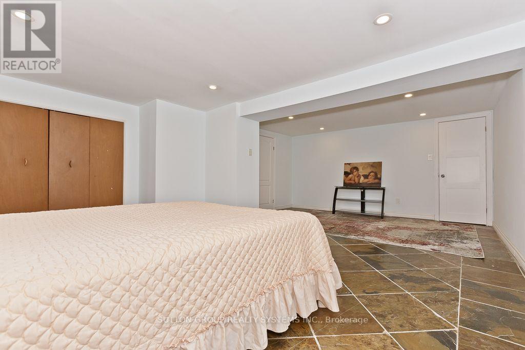 1236 Ogden Avenue, Mississauga, Ontario  L5E 2H4 - Photo 14 - W12444389
