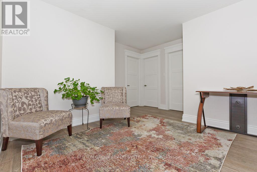 1236 Ogden Avenue, Mississauga, Ontario  L5E 2H4 - Photo 23 - W12444389