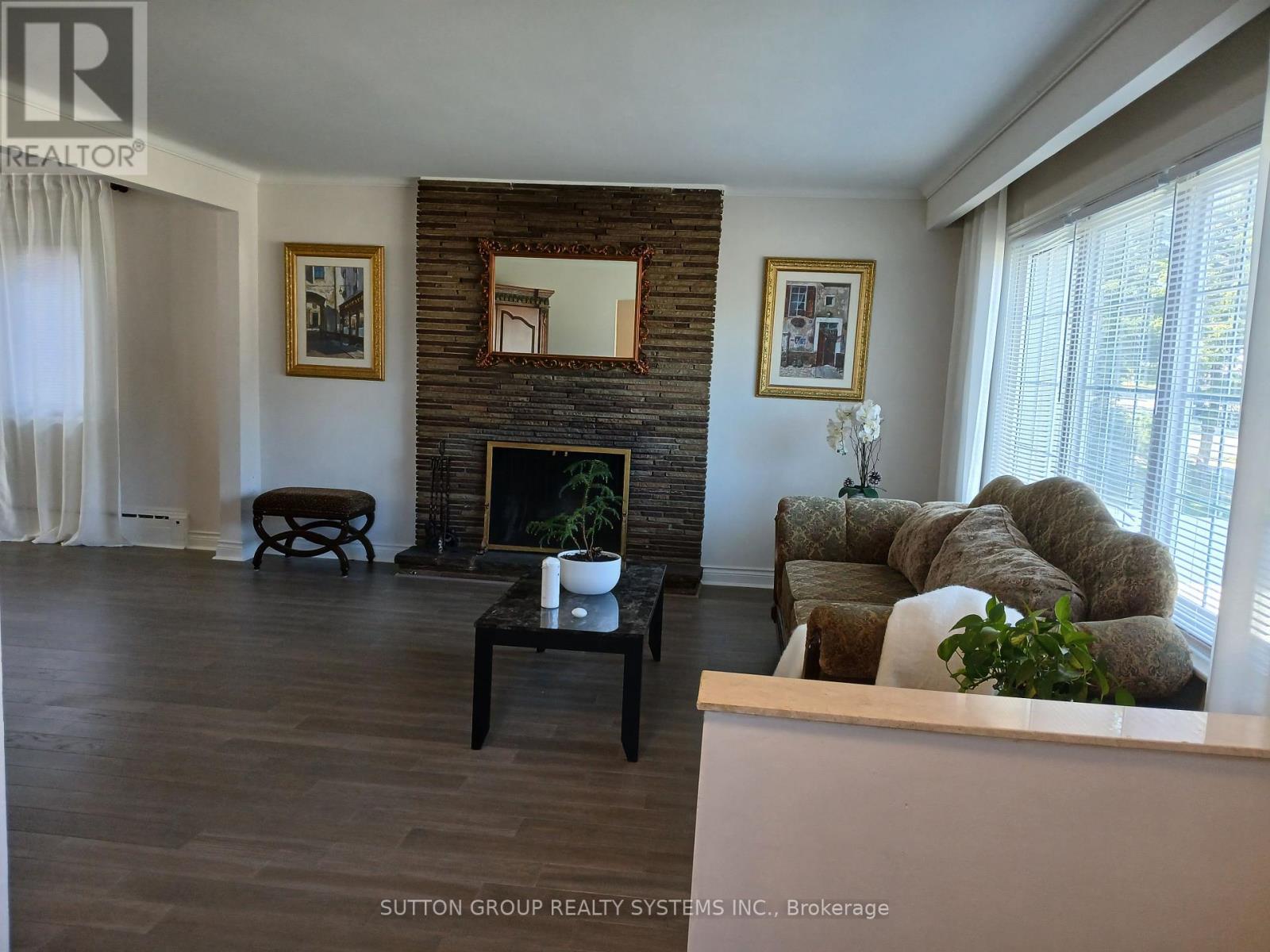 1236 Ogden Avenue, Mississauga, Ontario  L5E 2H4 - Photo 3 - W12444389