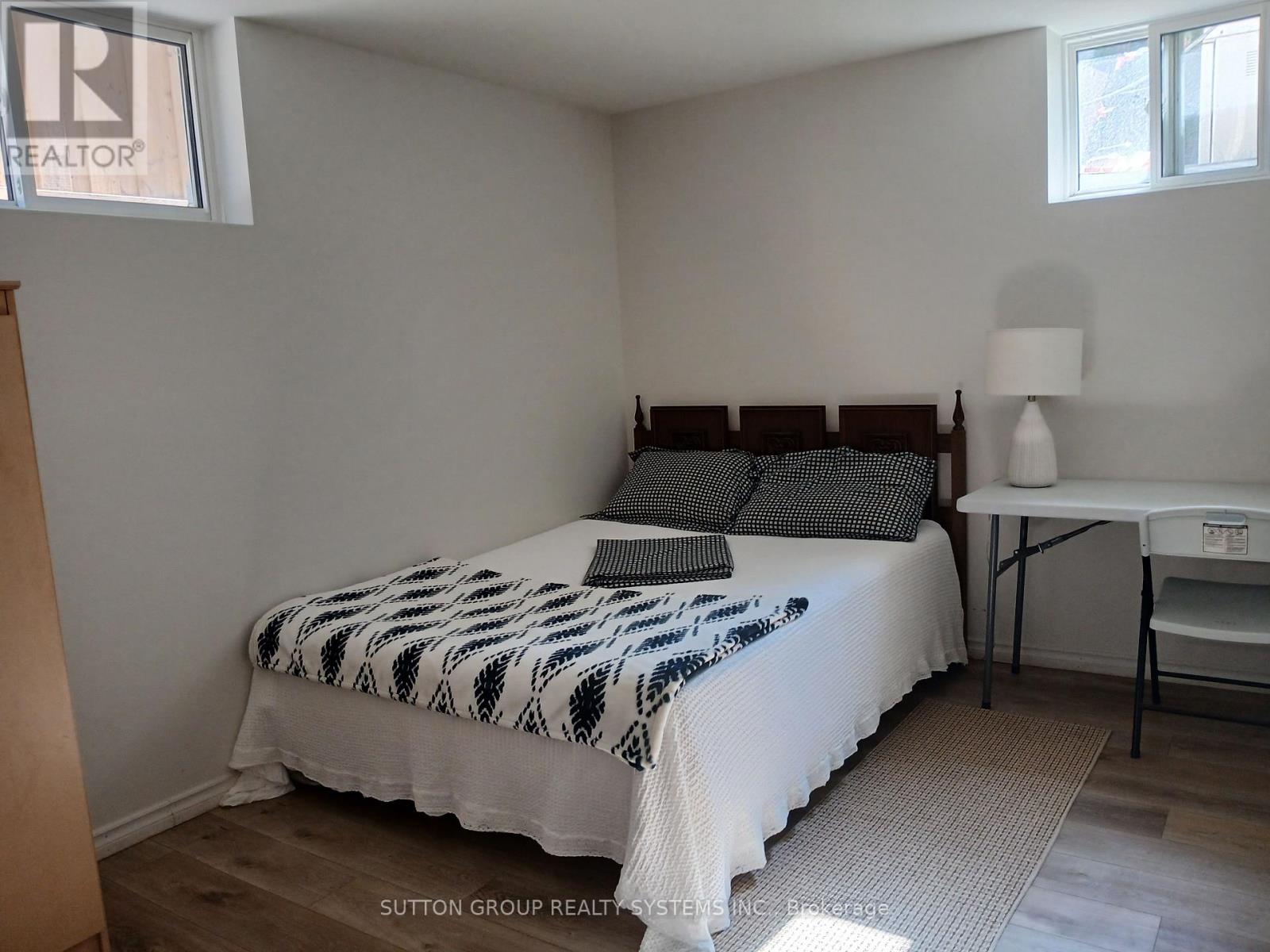 1236 Ogden Avenue, Mississauga, Ontario  L5E 2H4 - Photo 30 - W12444389
