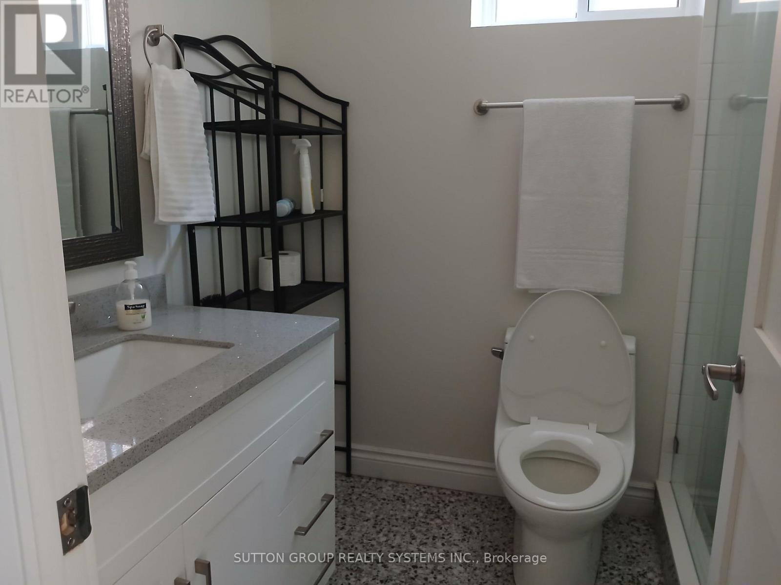 1236 Ogden Avenue, Mississauga, Ontario  L5E 2H4 - Photo 32 - W12444389