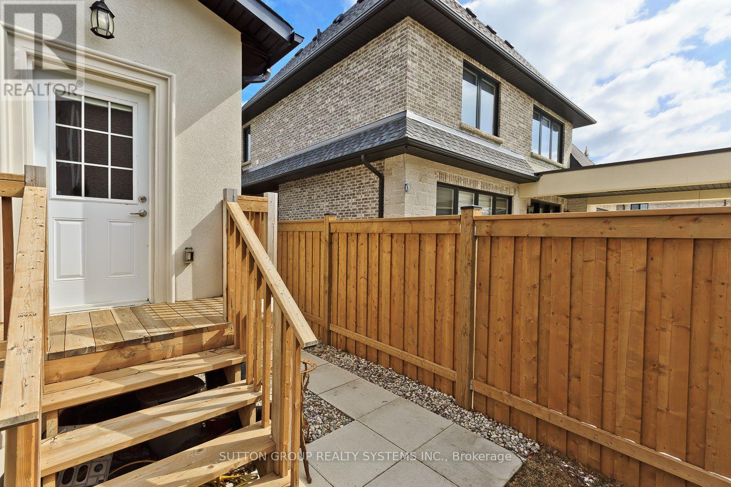 1236 Ogden Avenue, Mississauga, Ontario  L5E 2H4 - Photo 35 - W12444389