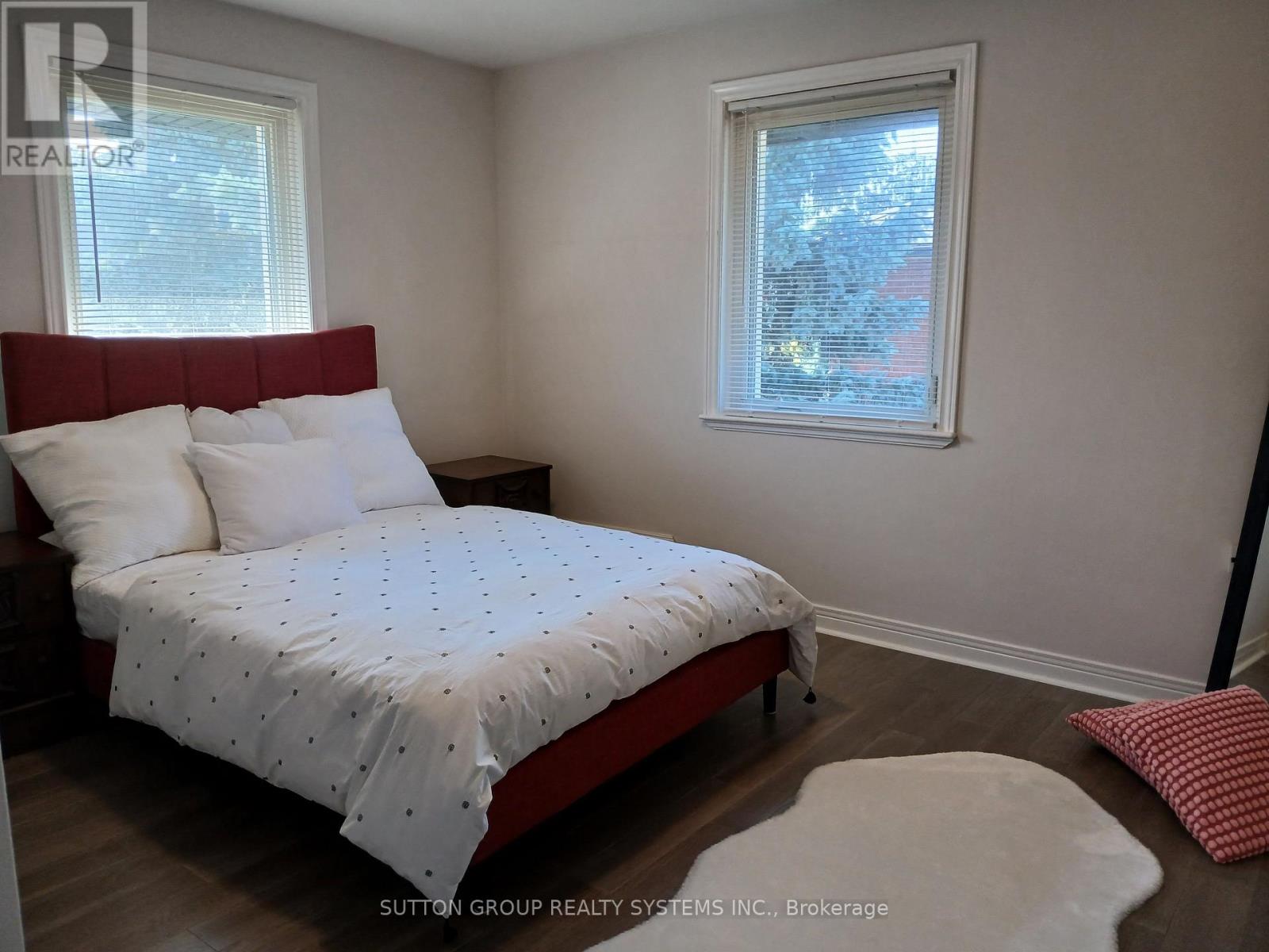 1236 Ogden Avenue, Mississauga, Ontario  L5E 2H4 - Photo 9 - W12444389