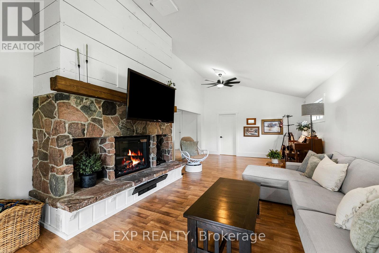 1724b Kohlsmith Road, Whitewater Region, Ontario  K0J 1K0 - Photo 13 - X12444425