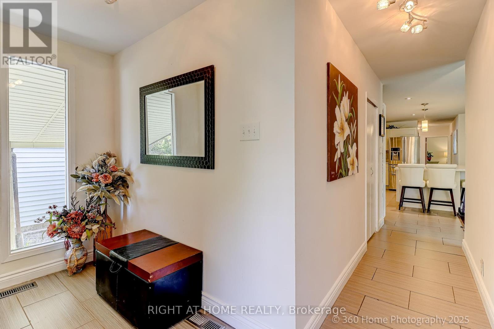 209 Wynhurst Road, Georgina, Ontario  L4P 2R6 - Photo 6 - N12441868
